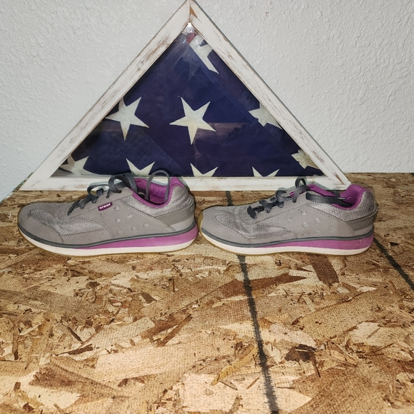 Crocs Womens Retro 14382 Lace Up Low Top Sneaker Shoes (Gray Pink) - SIZE 6.5 - Picture 3 of 7